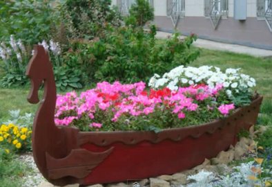 Цветники во дворах руками активистов
